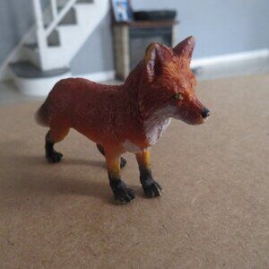 2008 plastic red fox figurine manufactured by Safari Ltd